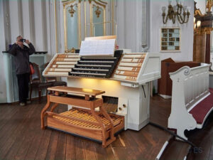Spieltisch für drei Orgeln und die Röhrenglocken