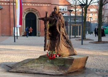 St. Ansgar beim Mariendom in Gestalt von Papst Johannes Paul 2